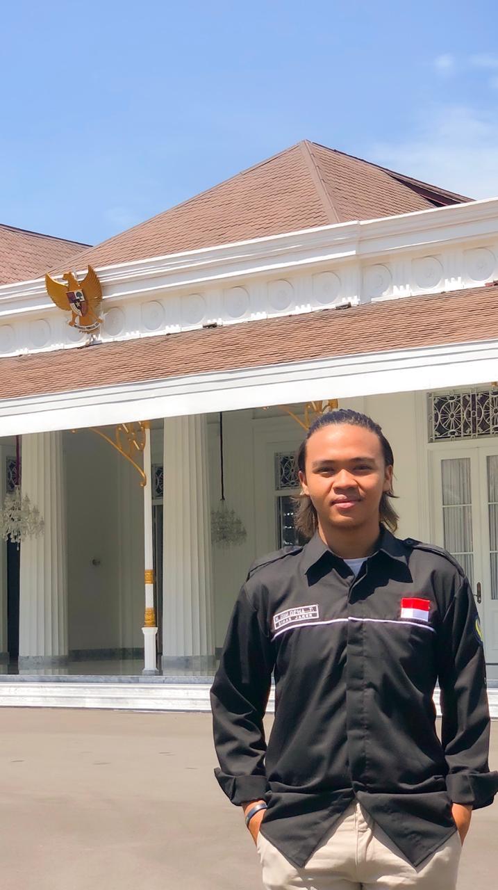 Menari di atas Panggung yang Diangkut Kawannya&nbsp;Sendiri